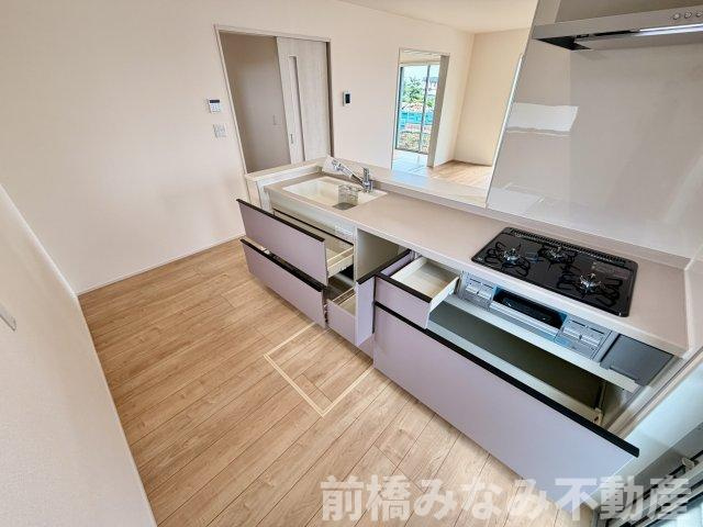【新築】前橋市富士見町時沢第12　３号棟(全５棟)　リーブルガーデン　新築建売分譲のキッチン|コンパクトなキッチンで掃除もラクラク