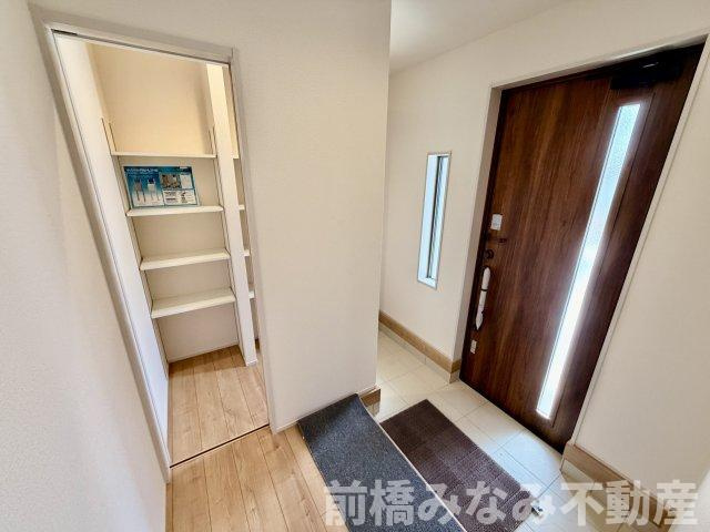 【新築】前橋市富士見町時沢第12　２号棟(全５棟)　リーブルガーデン　新築建売分譲の玄関|明るい玄関です