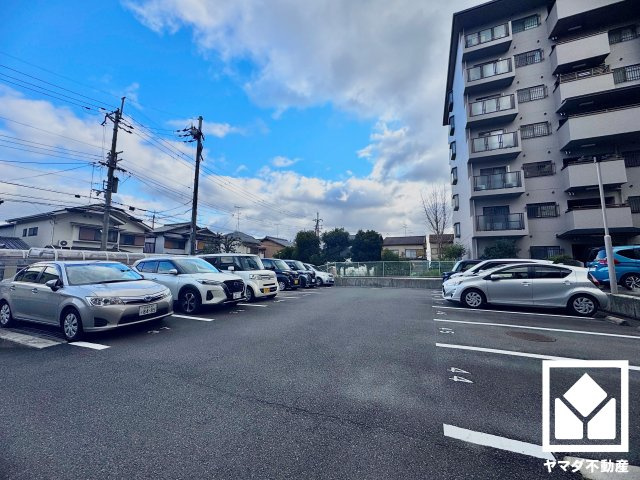ユニライフ宇治Ｃ棟の駐車場