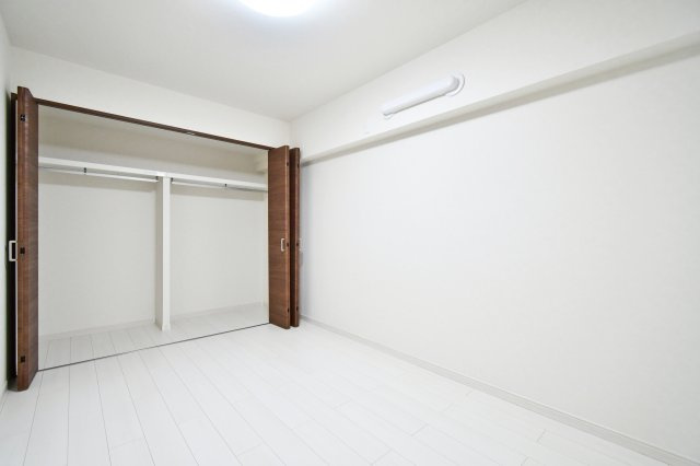 蓮田ビューパレーA棟の洋室|【洋室②：6.0帖】別角度、住み替え後の暮らしを具体化。内装リフォーム済(2026年8月)で住み替え後の手直しを減らしやすく、引越しスケジュールを組みやすい。内覧で収納・採光・動線を確認ください。