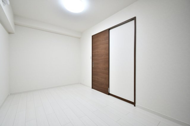 蓮田ビューパレーA棟の洋室|【洋室②：6.0帖】お子様の一人部屋、趣味の部屋、在宅勤務場所など、家族構成やライフスタイルに合わせて様々な使い方が出来ます。住み心地をイメージしながら、ぜひ現地でご確認ください♪