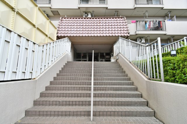 蓮田ビューパレーA棟のエントランス|■お客様との会話を大切にし、一人ひとりにあった資金計画やプランをご提案致します。心配な事、疑問に思う事など、遠慮せずに何でもお話下さい。当日内覧予約も受け付け中です！