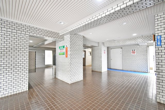 蓮田ビューパレーA棟のエントランス|■一人ひとりにあった資金計画やプランをご提案致します。「家を買って終わり」ではなく、「買ってからがスタート」と考え、ご提案します。ローンのご相談は私たちにお任せ下さい。