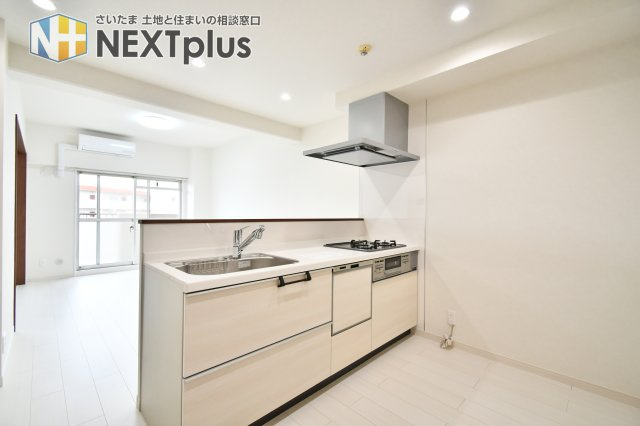 蓮田ビューパレーA棟のキッチン|対面式キッチン、会話しながら料理できる空間。食器洗乾燥機付きで片付けを時短、リフォーム済(2026年8月)で初期負担を抑えやすい。内覧で収納・採光・動線を確認ください。
