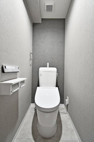 蓮田ビューパレーA棟のトイレ|温水洗浄機能付きトイレ。ペーパーホルダー2個付きは、さりげないGOODポイント◎トイレットペーパーの交換頻度が減るのもストレス軽減！また、ペーパーホルダーの上にも芳香剤を置けますので清潔に保たれます！