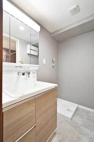 蓮田ビューパレーA棟の独立洗面台|合わせ鏡が可能な三面鏡となっております。朝の忙しい時間での身だしなみチェックも楽々です。もちろん鏡の裏側は充分な収納力なので散らかりがちな小物や化粧品なども隠せる収納ができます。
