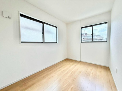 【洋室】 | 東野中１丁目　新築一戸建 | 全居室２面採光ですので、明るく風通しの良い室内に気持ちも明るくなります♪