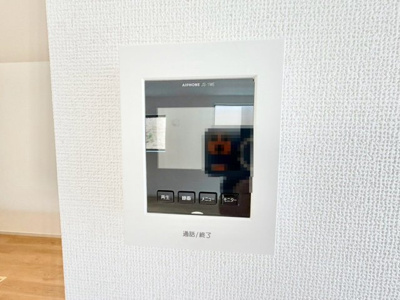 【防犯設備】 | 東野中１丁目　新築一戸建 | ＴＶモニター付きインターホンですので、突然の来客時にも外の様子が確認できて安心です♪