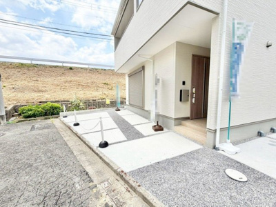 【駐車場】 | 東野中１丁目　新築一戸建 | 前面道路約６．６ｍ/約４．６ｍ！広々運転の苦手な方も安心ですね♪