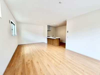 【居間・リビング】 | 東野中１丁目　新築一戸建 | ＬＤＫ約１８帖♪暮らしの中心となるリビングは、家族みんなが心地よく過ごせる癒しの空間ですよ！