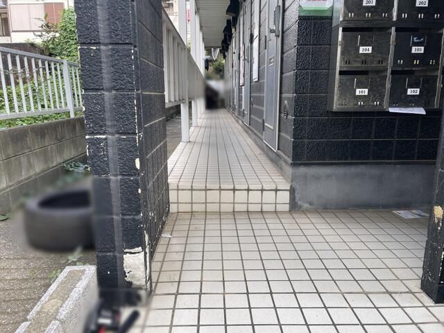 松戸市高塚新田のアパートのエントランス
