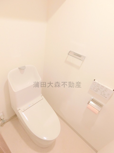 LUXENAラグゼナ平和島のトイレ|棚と温水洗浄便座付きのトイレ