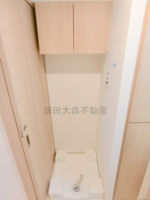 LUXENAラグゼナ平和島の設備|吊戸棚収納付きの室内洗濯機置き場