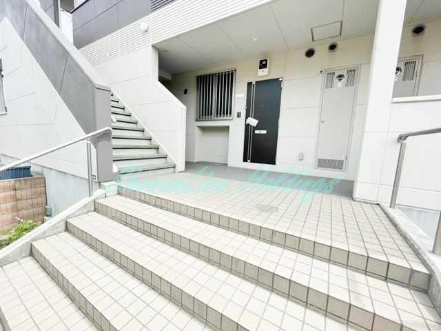 茅ヶ崎市室田３丁目のアパートのエントランス