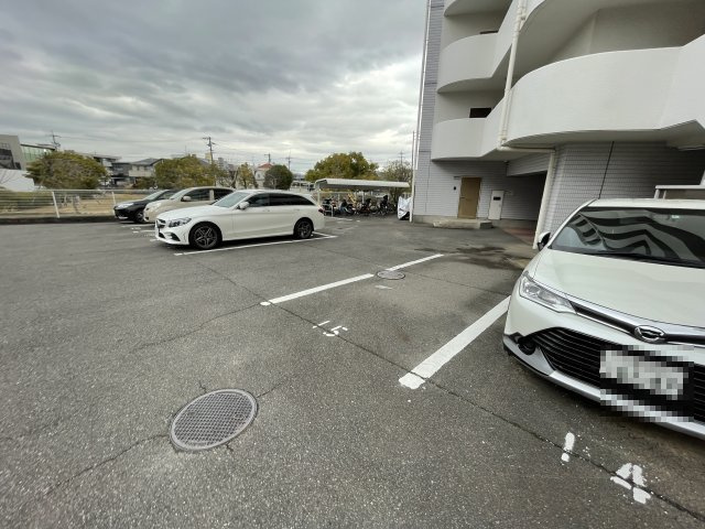 コンフォートフカヤの駐車場