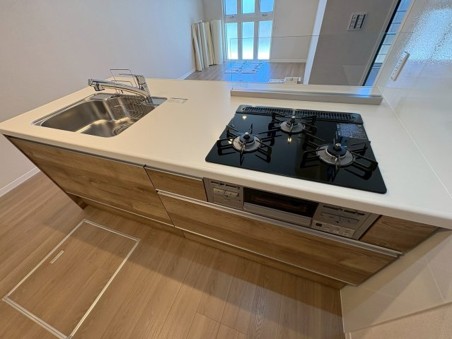 CELFENA 宝塚・川面Haut De Gammeのキッチン|※建築中の為、実際のお部屋と仕様が異なるケースがございます。同施工会社の類似写真となります
