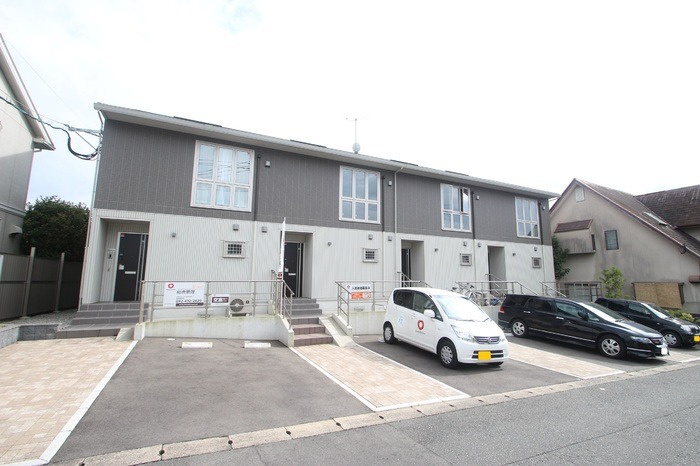 クレスト青山の駐車場