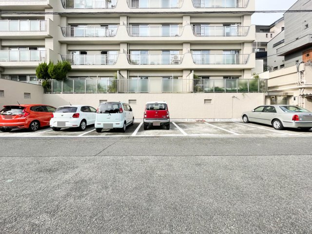 岡本パークマンションの駐車場