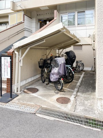 岡本パークマンションの駐車場