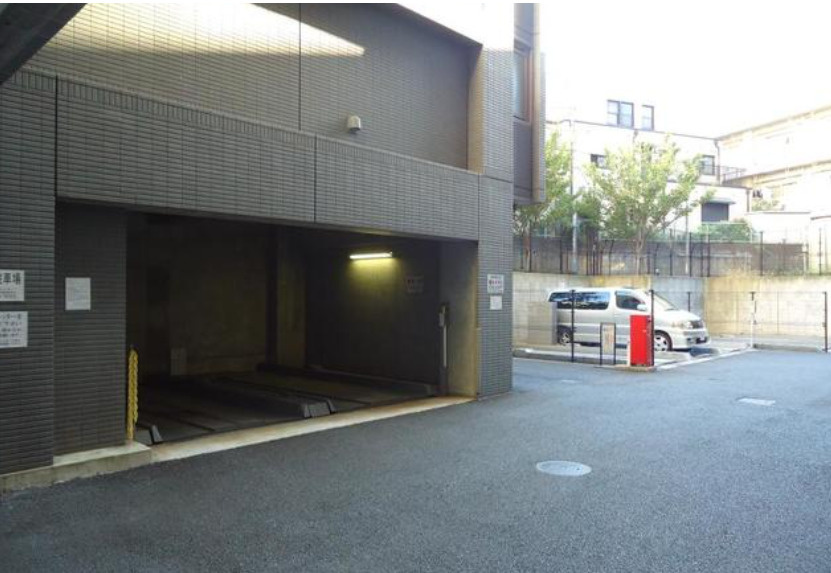 パレステュディオ新宿パークサイドの駐車場