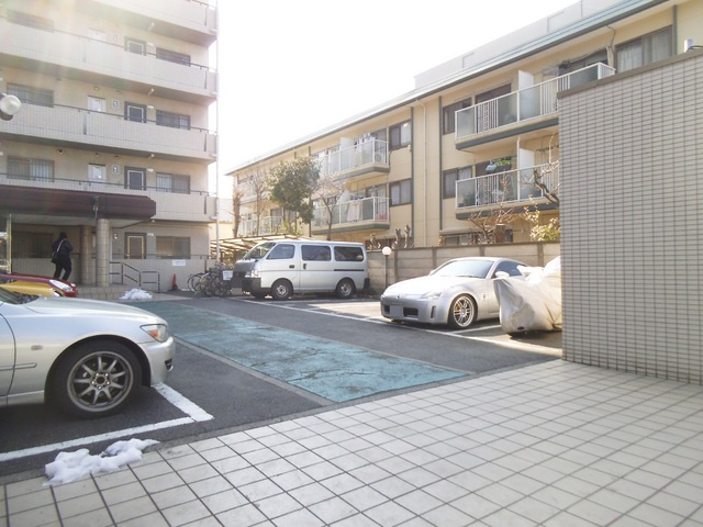 ウエルストンハイツの駐車場|建物前の駐車場です