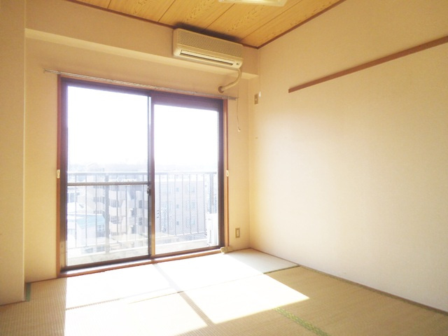 ウエルストンハイツの和室|日当たりの良い和室です☆エアコン付いてます