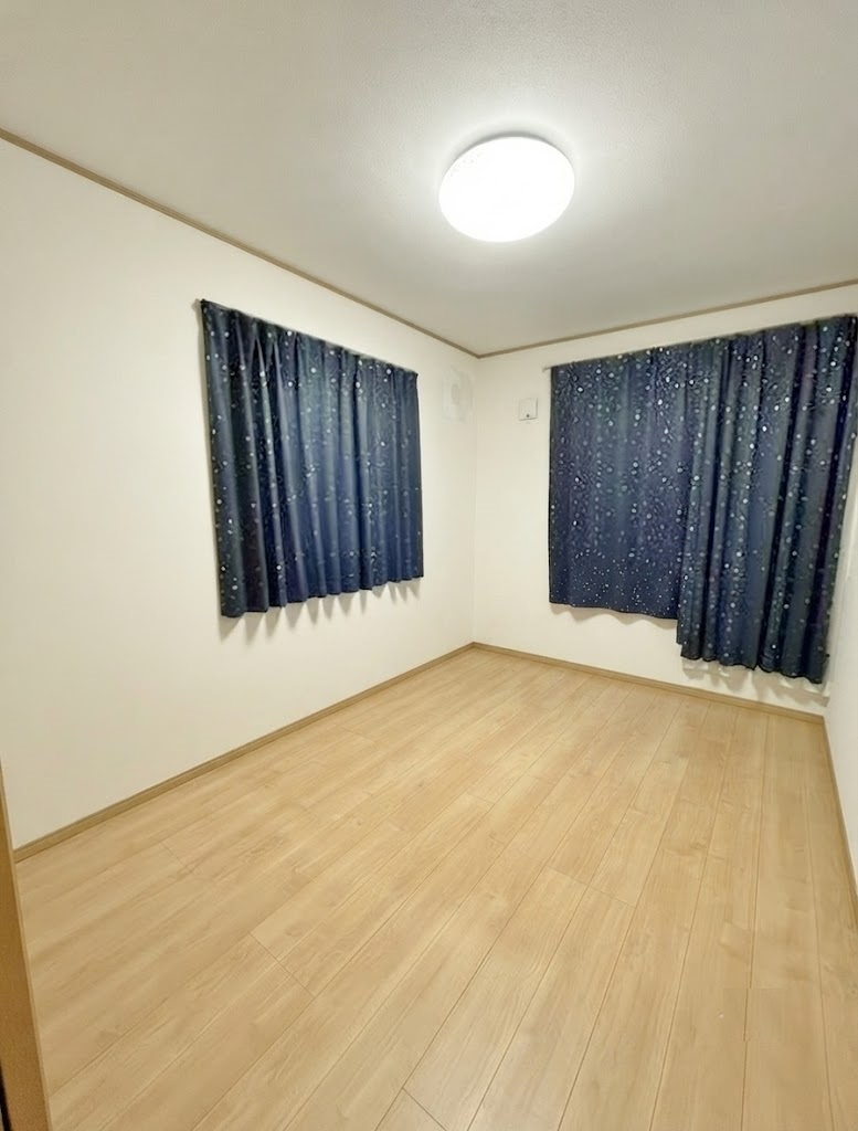 練馬区西大泉4丁目の洋室|2階6.0帖洋室
2階には独立性の高い居室を配置した間取り
生活導線とプライべート空間を丁寧に整理
在宅ワークや趣味の空間としても柔軟に対応します