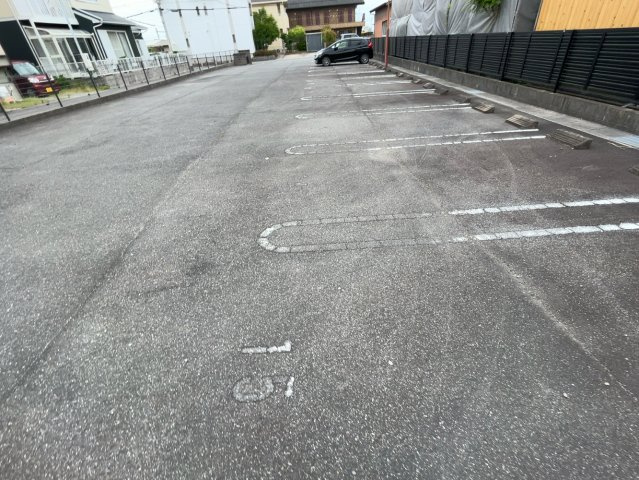 ルーチェ石浜の駐車場