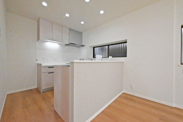 宝塚市安倉中6丁目中古戸建│3LDK+駐車1台可のキッチン|キッチン上部にはダウンライトを採用し、作業性を確保しています。