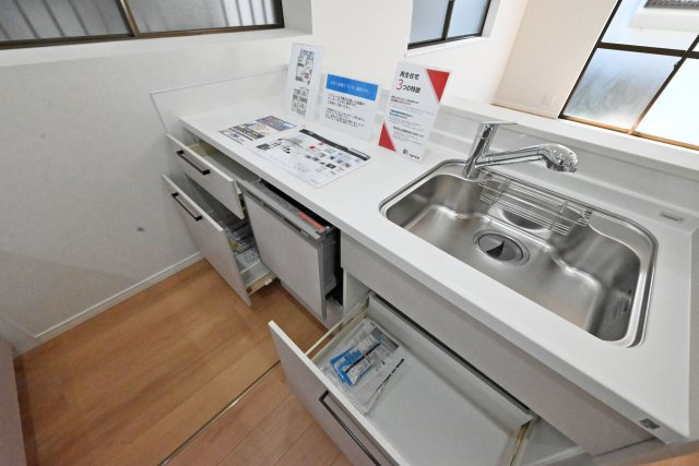 宝塚市安倉中6丁目中古戸建│3LDK+駐車1台可のキッチン|食洗機付きシステムキッチンを導入。調理台下いっぱいに収納を設け、包丁のホルダーや調味料専用の引き出しも備えています。
