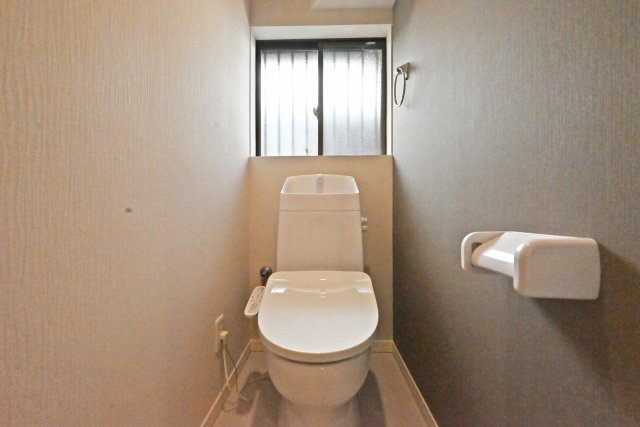 宝塚市安倉中6丁目中古戸建│3LDK+駐車1台可のトイレ|1階トイレの内観写真です。温水洗浄便座付きトイレで寒い日も快適に利用していただけます。