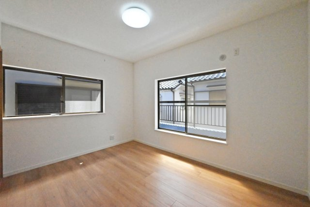 宝塚市安倉中6丁目中古戸建│3LDK+駐車1台可の寝室|2階主寝室想定に入ってすぐの内観写真です。 2面採光につき光を多く取り入れる事ができますので 室内大変明るい空間となっております。