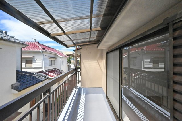 宝塚市安倉中6丁目中古戸建│3LDK+駐車1台可のバルコニー|2階南面バルコニーには奥行きがあってたくさんの洗濯物を干すことができ、陽光がたっぷりと室内に行き届きます。