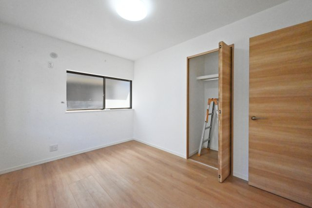 宝塚市安倉中6丁目中古戸建│3LDK+駐車1台可の収納|-洋室6帖(2F)-