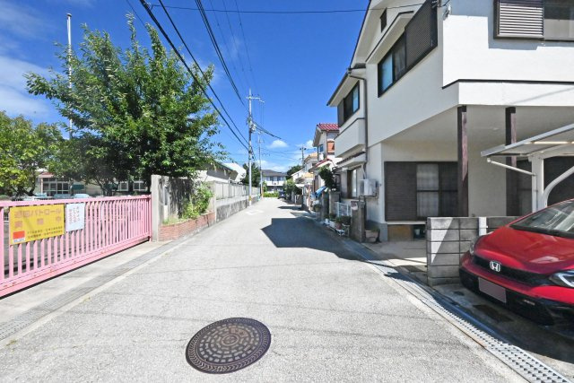 宝塚市安倉中6丁目中古戸建│3LDK+駐車1台可の前面道路含む現地写真|安倉幼稚園、安倉小学校がすぐ近くに位置しています。お子様の通学の際も安心です。