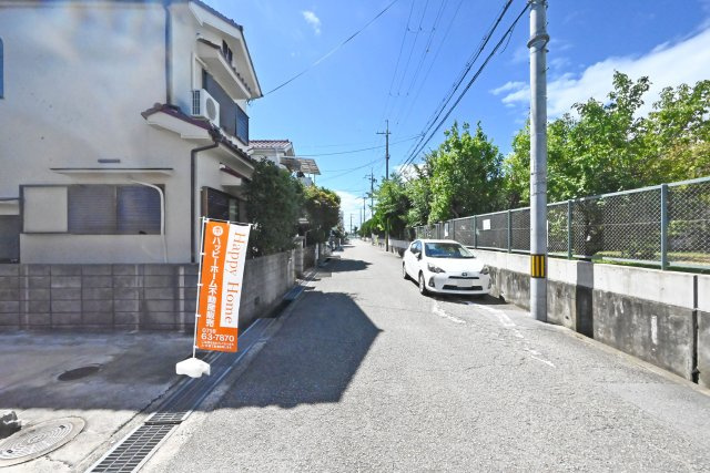 宝塚市安倉中6丁目中古戸建│3LDK+駐車1台可の前面道路含む現地写真|前面道路は、車がすれ違える程の広さで駐車の際も安心です。