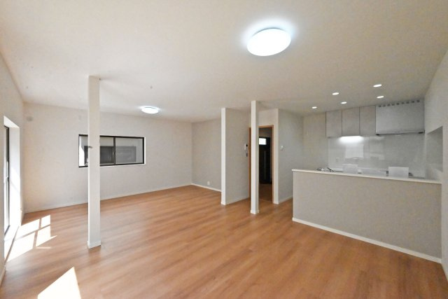 宝塚市安倉中6丁目中古戸建│3LDK+駐車1台可の居間・リビング|LDKは約20.5帖でゆとりある広さです。 インテリア配置に困らない間取り設計に加え、お子様のいる世帯に必要な部屋数を備えた物件です。