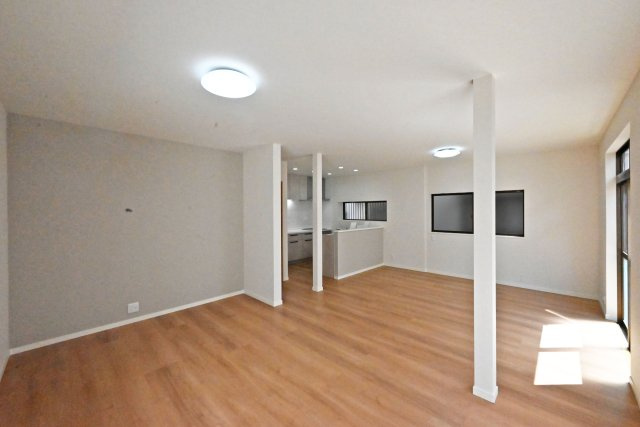 宝塚市安倉中6丁目中古戸建│3LDK+駐車1台可の居間・リビング|1階LDKの内観写真です。 家具の配置がしやすいリビングは実生活が想像しやすい形状になっています。