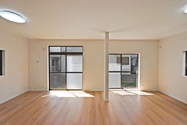 宝塚市安倉中6丁目中古戸建│3LDK+駐車1台可の居間・リビング|1階LDK入ってすぐの内観撮影写真です。。3LDK間取り設計の為、お子様のいる世帯に必要な部屋数を備えた物件です。
