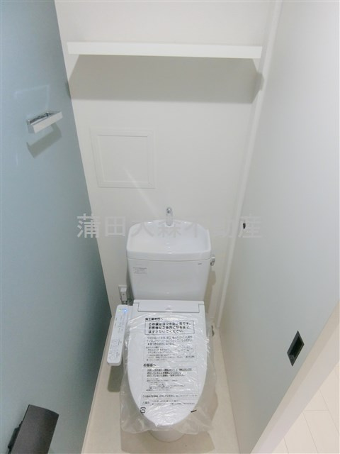 COCOCUBE鵜の木のトイレ|棚と温水洗浄便座付きのトイレ