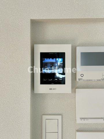 荒川区西尾久2丁目新築分譲住宅のセキュリティ|【モニターホン】誰が来たかすぐにわかるカラーモニター付きインターホン。通話ボタンを押すまでは室内の音は漏れていませんので相手を確かめてから応対できます。