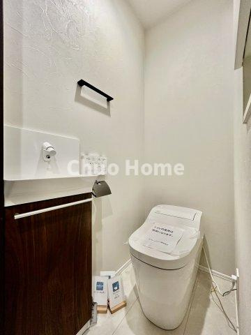 荒川区西尾久2丁目新築分譲住宅の内装|【ウォシュレット】清潔に使いたいお手洗いには最適な設備です。もちろんウォームレットも標準装備です。