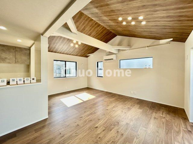 荒川区西尾久2丁目新築分譲住宅のキッチン|視界に広がりを生むオープンなキッチン。料理や片付けをしながら、家族との会話を楽しんだり、リビングで遊ぶ子どもを見守れます。ご見学時には家具の配置などもイメージしながらぜひご覧になって見て下さい。