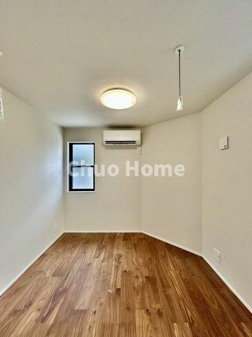 荒川区西尾久2丁目新築分譲住宅の子供部屋|【子供部屋】お子様を持つ家庭の約6割が「家族や子どものため」に購入を希望。入学後の転校を避け、広い空間でのびのび育てたいなどの親心が、家探しのきっかけになっているようです。