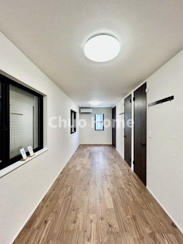 荒川区西尾久2丁目新築分譲住宅の洋室|【洋室】快適に過ごす条件は、一人ひとり違います。だからこそ飾り過ぎないシンプルな内装と偏り過ぎないデザインで統一しております。居住していく中でオーナー様だけの【マイホーム】に創り上げて下さい