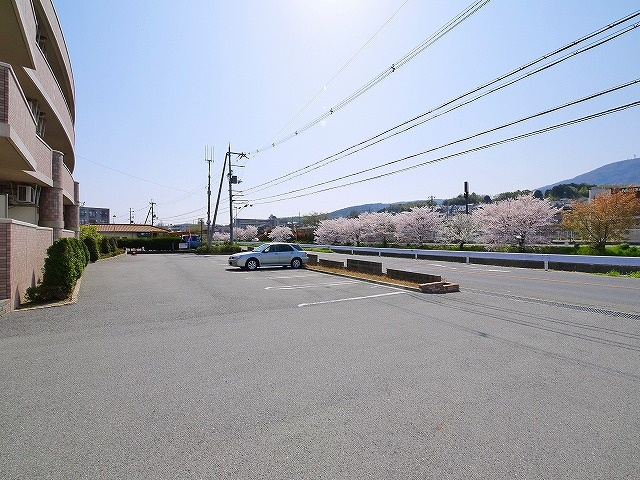 ラ・コルタの駐車場|駐車場に車を止められます