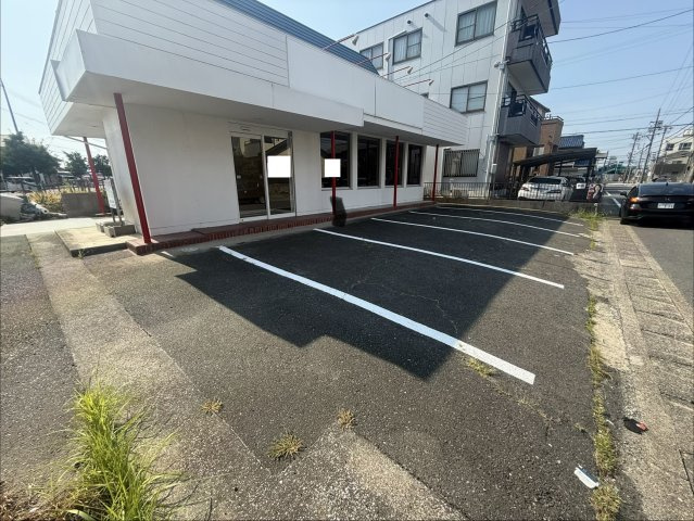 戸田３-１８０４店舗の駐車場