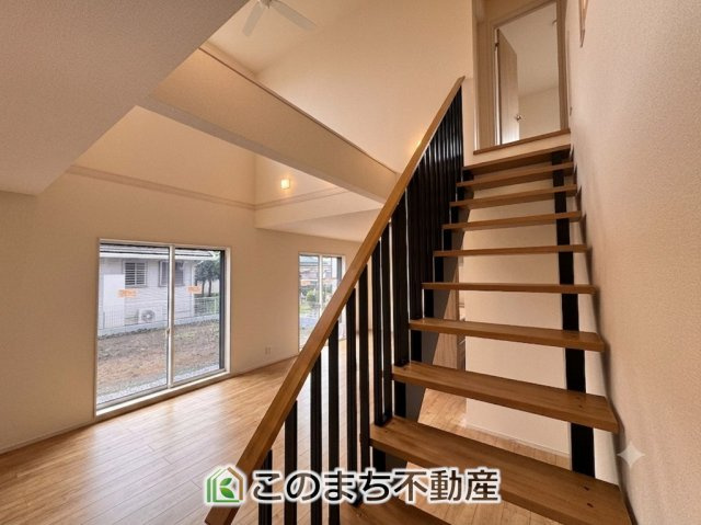 ブルーミングガーデン宇都宮市雀の宮7丁目2期の居間・リビング|スケルトン階段を採用し、広くおしゃれな空間を演出しています。