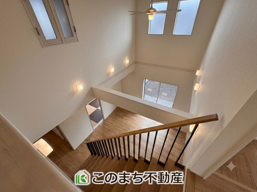 ブルーミングガーデン宇都宮市雀の宮7丁目2期の内装|リビング上部は吹抜で、明るく開放的です♪
リビング階段はご家族とのコミュニケーションが取れます