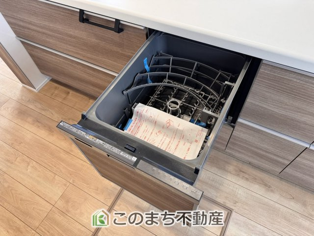 ブルーミングガーデン宇都宮市雀の宮7丁目2期のキッチン|あったらいいなの代表的な設備である食洗機。ビルトイン型なので、おさまりもよく、使い勝手も良好です。料理をするのは好きだけど、後片付けは苦手な方に重宝します。洗う手間がないので、時間を有効に使えますね。